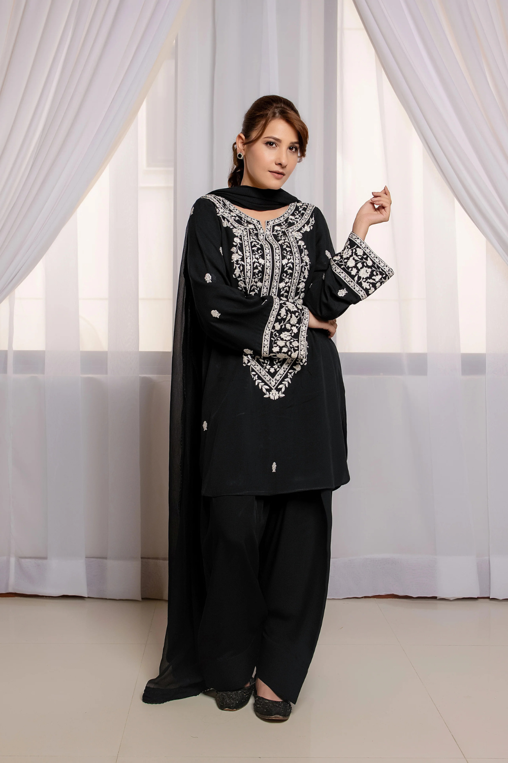 Scurt – White Embroidered 2-Piece